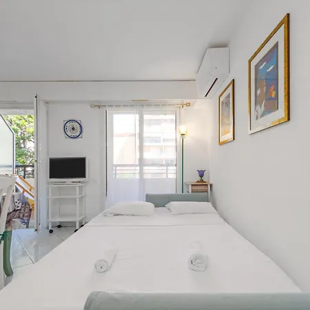 Lumineux Et Bien Equipe En Centre-ville Apartment Menton